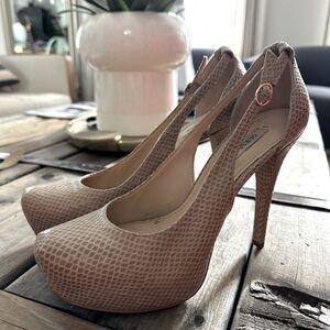 Nude snake print Guess Heels ( as new)